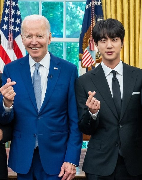 seoksuchwita's tweet photo. El chico que quería que su mamá hablara con orgullo sobre él ahora puede ir a casa y decirle "mamá dile a tus amigas que conocí al presidente de los Estados Unidos" https://t.co/sfxzKcJOMK