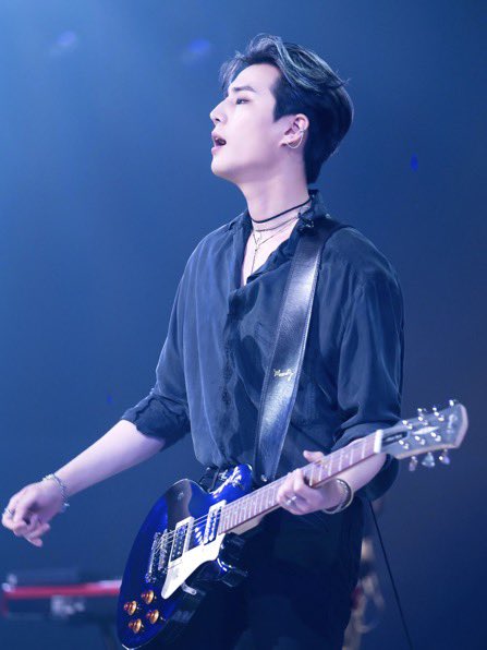 moonraiijeu's tweet photo. still crying over how they’re in the same band and have the same stylist for their solo but their looks give off totally different vibes https://t.co/nr6OjtzbcG