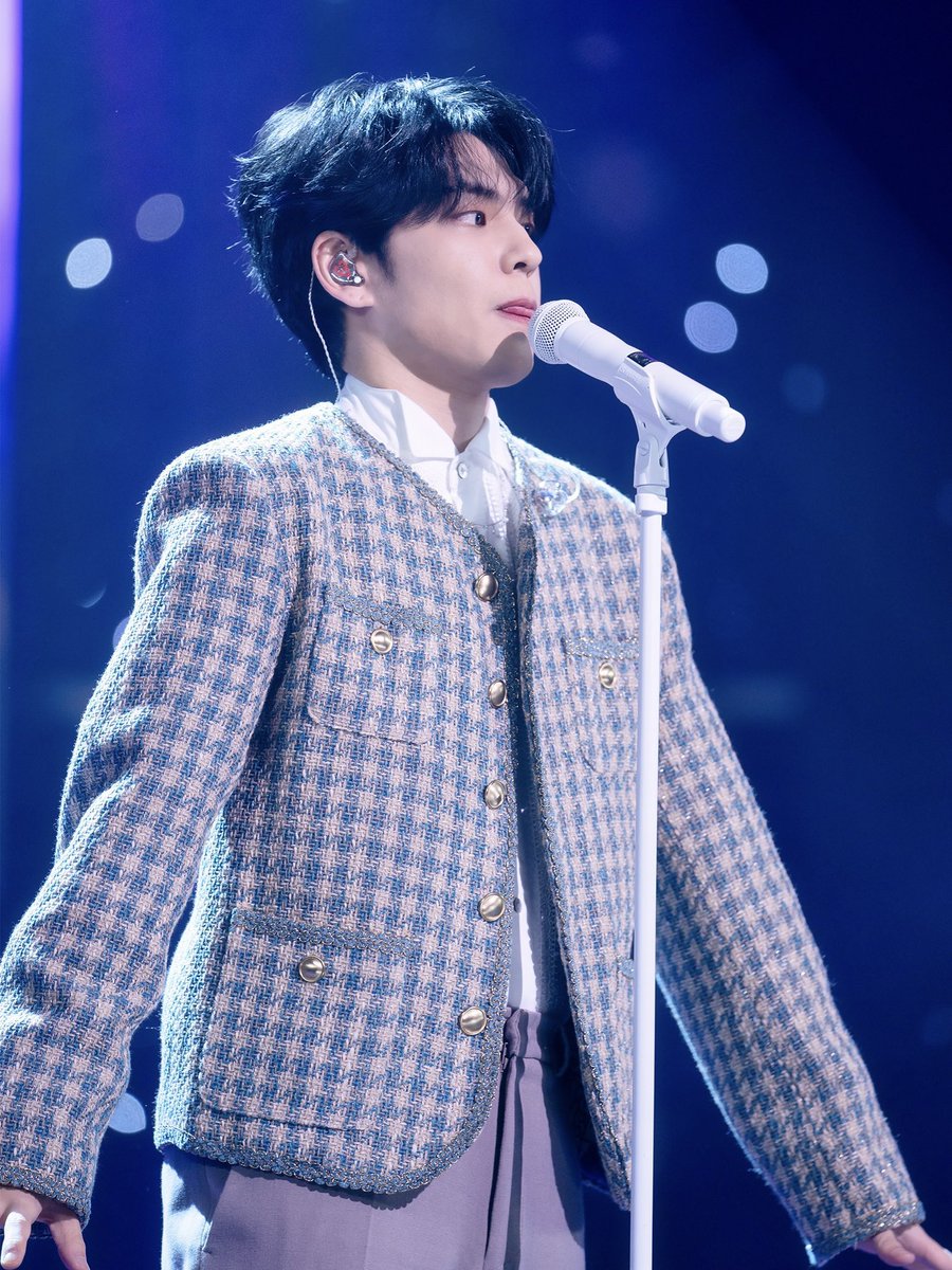 moonraiijeu's tweet photo. still crying over how they’re in the same band and have the same stylist for their solo but their looks give off totally different vibes https://t.co/nr6OjtzbcG