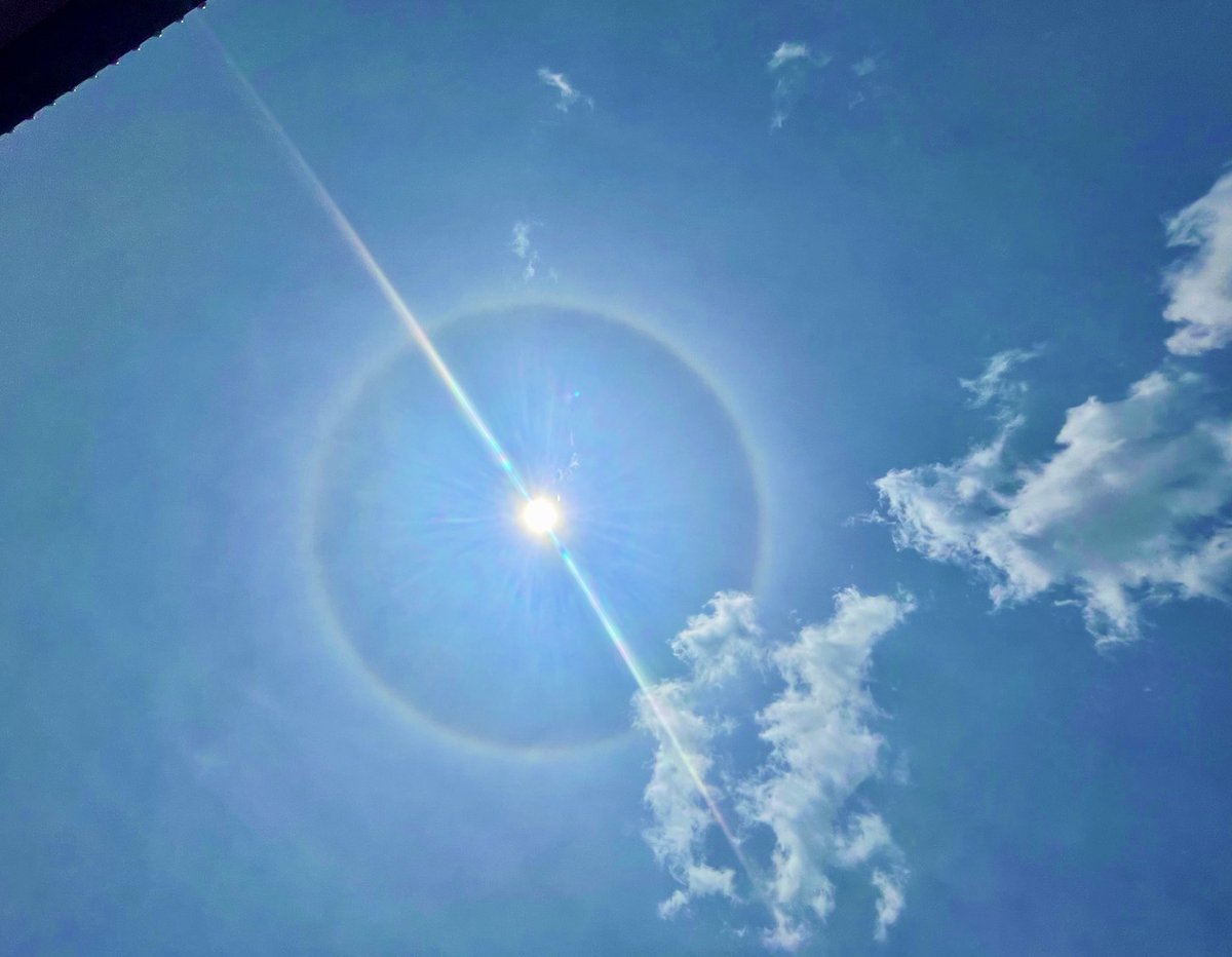 popo_luv's tweet photo. ハロが二重の虹になっていて
撮影しまくっている。
凄い....今日、6月、何かあるんですか?
#イマソラ #ハロ #虹 #二重ハロ #空が好き #空写真 #田舎の空 #雲が好き #龍神様 #enagy #流れ #エネルギー
#太陽 #空 https://t.co/yn5lxYDyvj