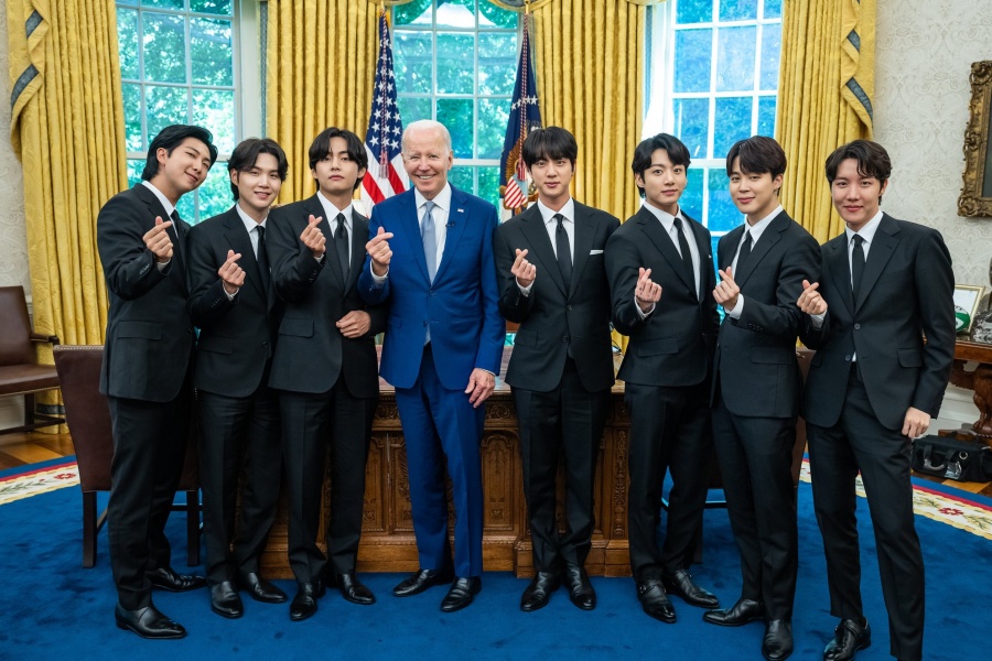 soompi's tweet photo. WATCH: #BTS And U.S. President Joe Biden Share Video And Photos From Their Meeting At White House #BTSAtWhiteHouse
https://t.co/XCKEFbSOUZ https://t.co/3aZ1JEdYmC