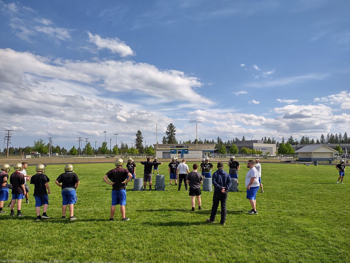 StagFootball2's tweet photo. Football Camp Day 1 in the books!! Great day of teaching Stag Football to 19 new members of the Stag Football Family! Excited to see what the future holds for these young men! This is just the start!!

#StagUp #E+R=O #AboveTheBlueLine #PenniesInTheBank #212 https://t.co/7hUCbuDBYB