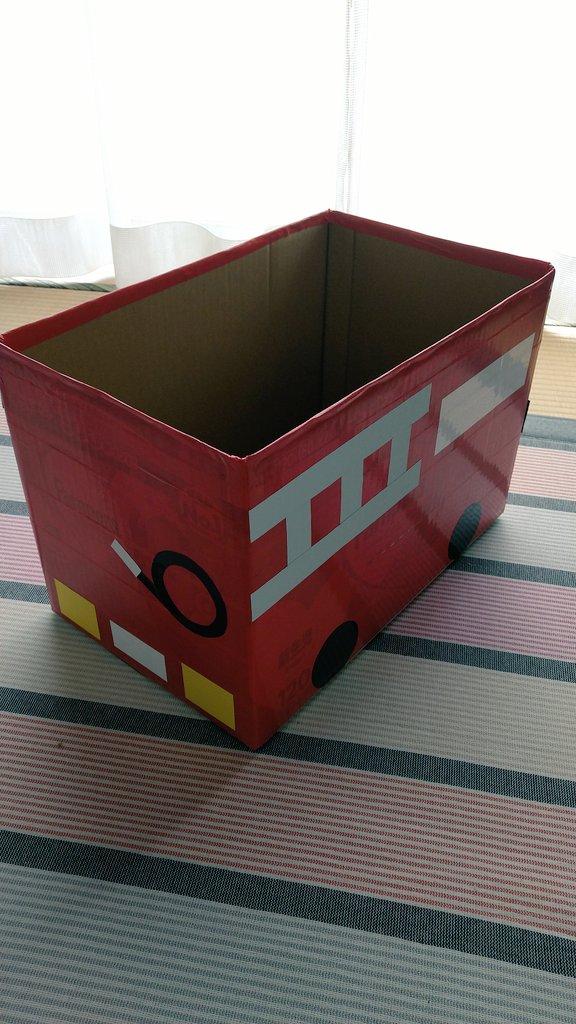 M_cafe17's tweet photo. パンパースのおむつの段ボールで、手作り消防車を作ってみた😃
息子が保育園から帰ってきて、どんなリアクションするか楽しみ✨✨
おもちゃ箱にしたいけど、乗り込んで遊んで、潰されそう…。
後日、救急車も作りたい❗️

#段ボール工作 #段ボールおもちゃ #手作りおもちゃ #働くくるま #働く車 #消防車 https://t.co/apxyDex2mH