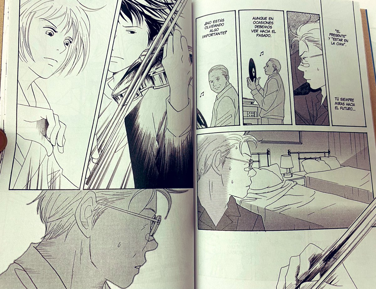 見開きで見れるし、左右で物語作れるし(このおじさんのように)今そばにあった単行本がなぜか海外版…。 