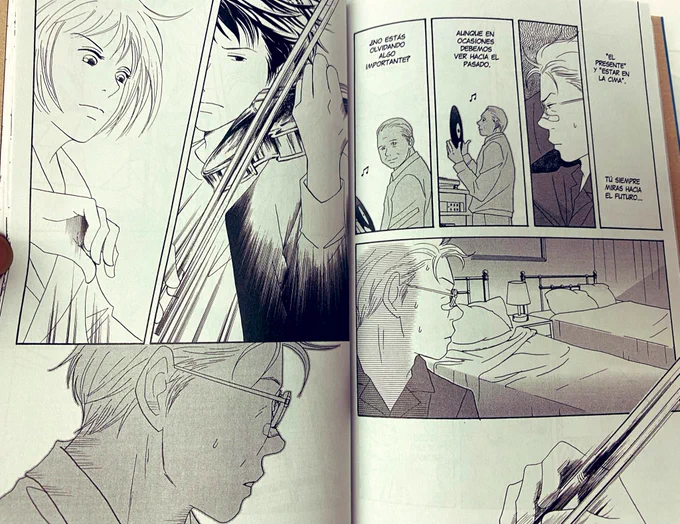 見開きで見れるし、左右で物語作れるし(このおじさんのように)今そばにあった単行本がなぜか海外版…。 