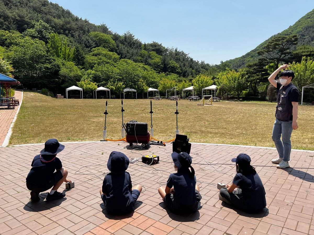 emcslack's tweet photo. Our first school trip in so long to Songam Space Centre. We launched rockets, visited the planetarium, rode the cable car and looked at the Sun and Venus through a telescope! Making our @The_IPC learning come to life! @SFBritishSchool https://t.co/wSpxrAEVsc