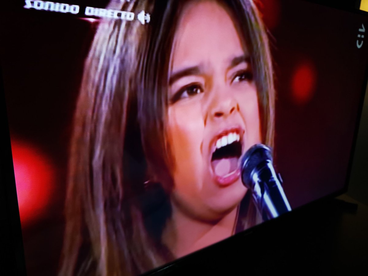 yenilow's tweet photo. Y no es la Katerin Orellana?? 😆 Canta igual 😃 #TheVoiceCHV https://t.co/ThGKCHXZWk