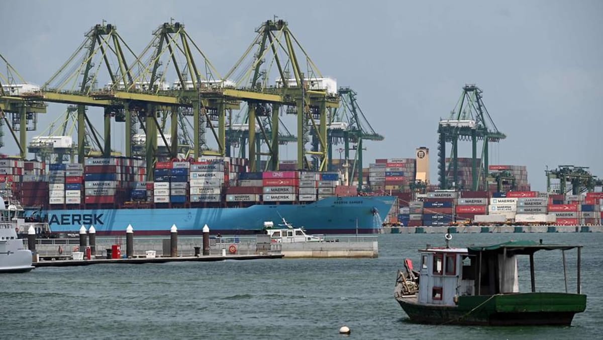 ChannelNewsAsia's tweet photo. Bilateral merchandise trade between Singapore and Indonesia rose 21% in 2021: MTI https://t.co/KBHPq5ulqx https://t.co/J8kMuyvdWt