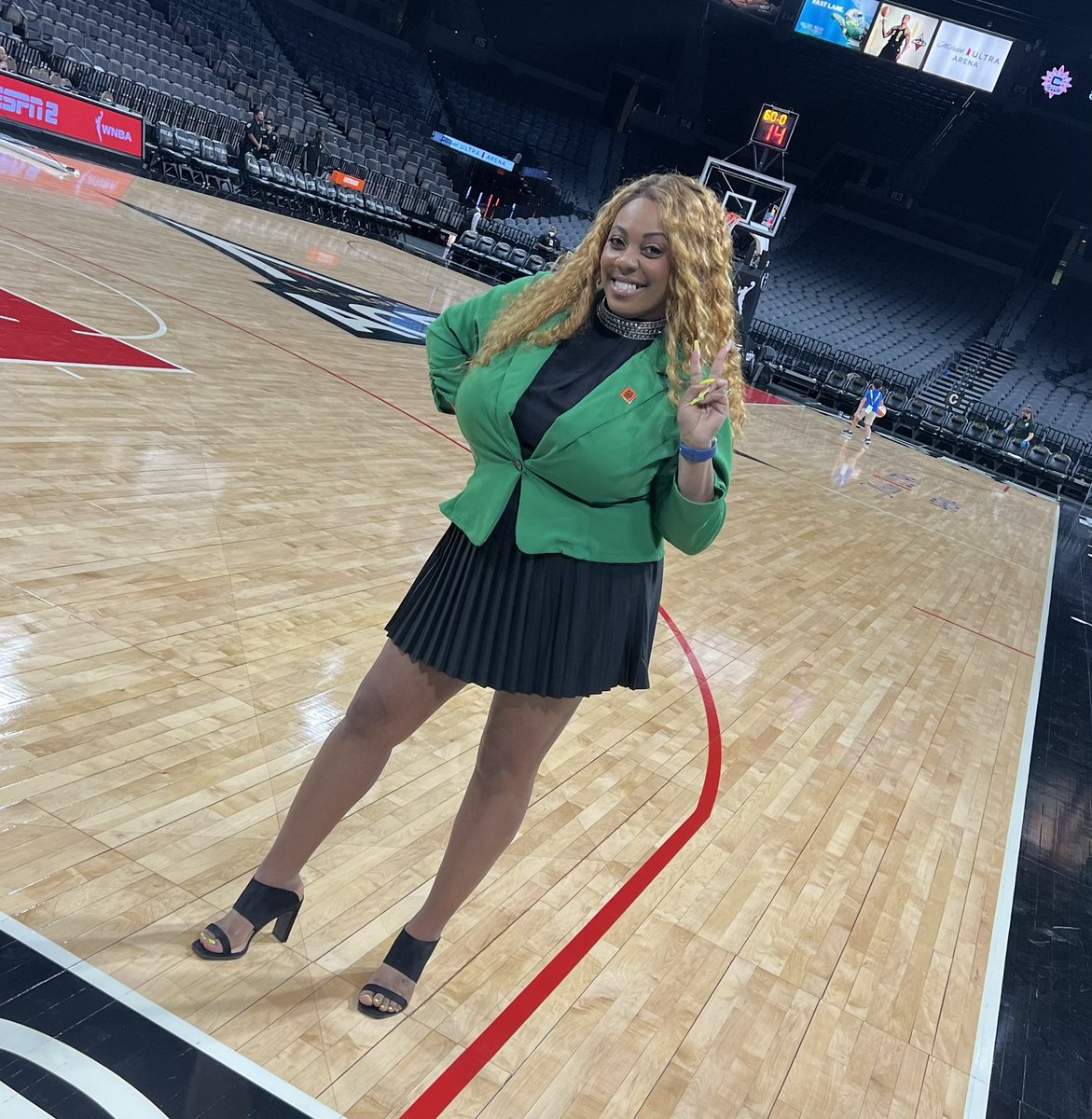 SheKnowsSports's tweet photo. I am sincerely overwhelmed with the amount of love that you guys have shown me tonight 🙏🏽 TY!! 

This has always been a dream of mine. I still have much to learn to perfect my craft, but I am TRULY Blessed to have had this opportunity. THIS is what never give up looks like 🤩😊 https://t.co/hR6ffG1MjY