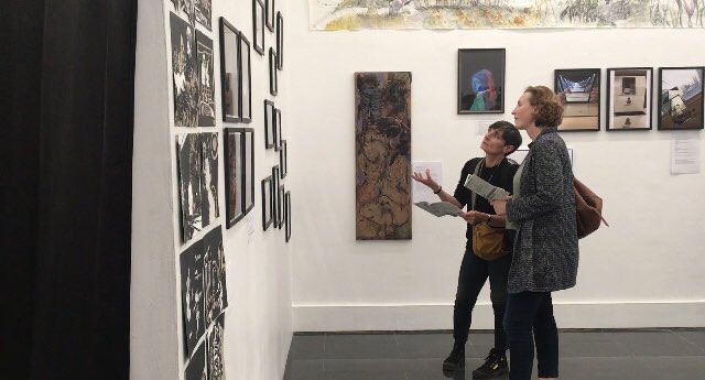 Vernissage à la galerie M. Journiac : projet académique « Les Arts Plastiques s’exposent ». Collégiens et lycéens ont participé à cet accrochage conjointement aux étudiants en PPPE. Un grand moment artistique, un beau lien avec le supérieur. Bravo à Claire Le Gal qui coordonne.