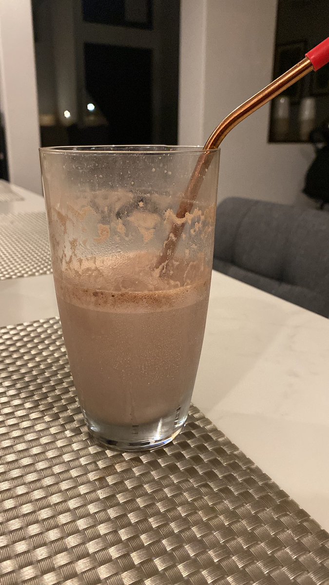 mariamsantanab's tweet image. No encuentro una mejor manera de terminar mi día con un chocomilk 🥹🫶 #backinthe90s