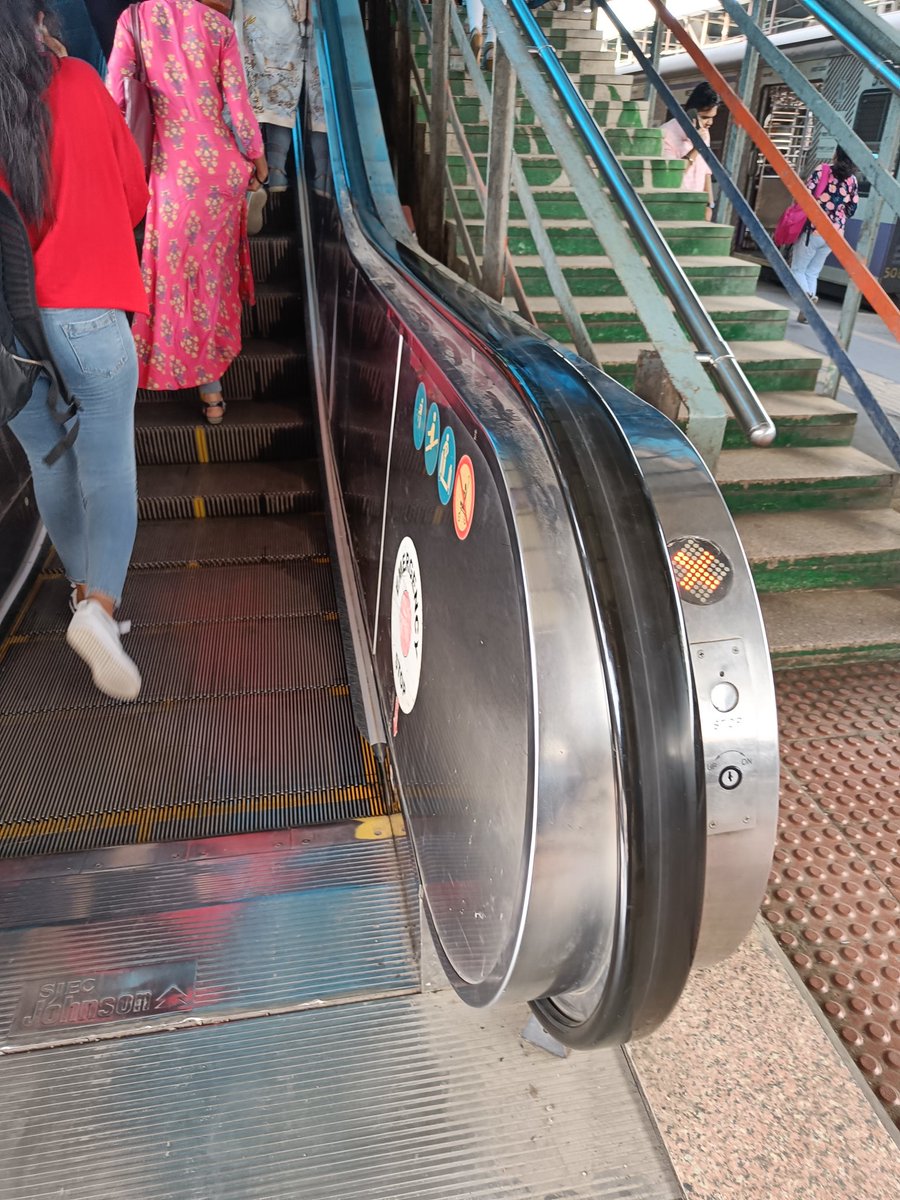 JinalGada11's tweet photo. Why the escalator on platform no 4 and 5 of andheri station is not working since two days 
@WesternRly @mumbaimatterz @mumbairailusers https://t.co/ZKvLewqriM