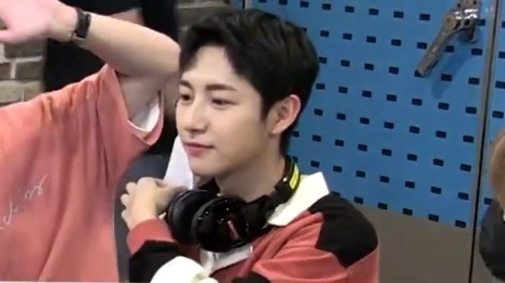 renjunsfluffy's tweet photo. renjun looks extra good today 😵 https://t.co/ykwP4r5L92
