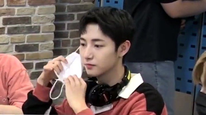 renjunsfluffy's tweet photo. renjun looks extra good today 😵 https://t.co/ykwP4r5L92