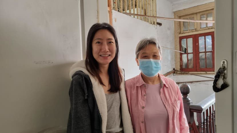 Today’s must-read is by my ex-colleague <a href="/LinetteMLim/">Linette Lim</a> on her experience leaving Shanghai after 2 months of super strict COVID-19 lockdown channelnewsasia.com/asia/shanghai-…