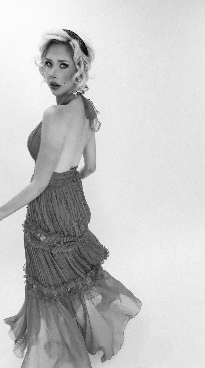 heyitsbirdie's tweet photo. Evelyn Hugo vibes 📚 #sevenhusbandsofevelynhugo #BookTwitter #glamour #fashion #vintagestyle https://t.co/mrPp6hJ7ng