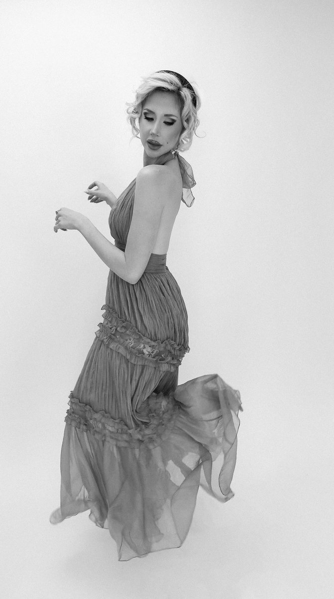heyitsbirdie's tweet photo. Evelyn Hugo vibes 📚 #sevenhusbandsofevelynhugo #BookTwitter #glamour #fashion #vintagestyle https://t.co/mrPp6hJ7ng