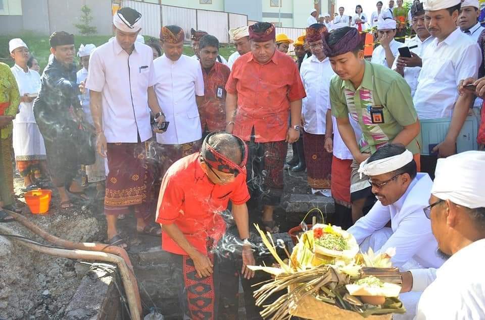 nyomanpartash's tweet photo. Dua Jempol untuk Wayan Koster 

Pada tanggal 14  Mei 2019 saya selaku ketua Komisi 4 DPRD Bali  mendampingi Gubernur Bali Wayan Koster  meletakan  batu pertama ditandai  pembangun Unit Pelayanan Kanker di RS Bali Mandara dimulai, https://t.co/u5aDBm1xxe