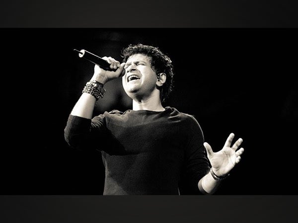 p_a_r_a_g_2's tweet photo. During childhood I used to see his songs thinking that Imran Hashmi is singing. One of my favourite singer.
Grew up listening to him❣️
"Hum Rahe Ya Na Rahe Kal
Kal Yaad Aayenge Yeh Pal" 💔 
#RIPLegend #KK https://t.co/lZBE5Hcs3N