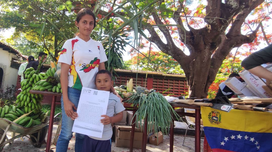 davidjhg's tweet photo. Como parte de la aplicación del método 1x10 del Buen Gobierno, se hizo efectiva la entrega de títulos de adjudicación tierras a 35 parceleros de la Comuna Indio Rangel del estado Aragua. Estamos cumpliendo con la palabra del presidente @NicolasMaduro. 
¡Eficacia en la respuesta! https://t.co/OUuVqpGtVH