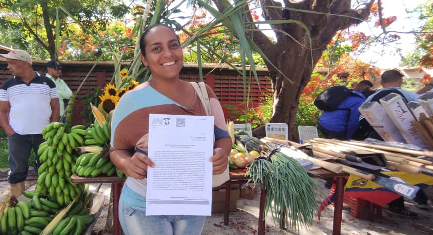 davidjhg's tweet photo. Como parte de la aplicación del método 1x10 del Buen Gobierno, se hizo efectiva la entrega de títulos de adjudicación tierras a 35 parceleros de la Comuna Indio Rangel del estado Aragua. Estamos cumpliendo con la palabra del presidente @NicolasMaduro. 
¡Eficacia en la respuesta! https://t.co/OUuVqpGtVH
