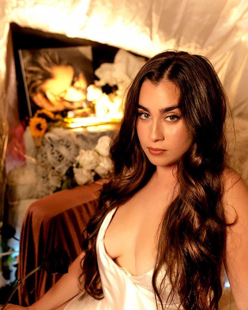 sitelaurenjbr's tweet image. INFO | Lauren fará um meet virtual amanhã através do Patreon às 16:00 (BRT), somente para os assinantes da plataforma. Caso queiram assinar, segue o link: patreon.com/laurenjauregui