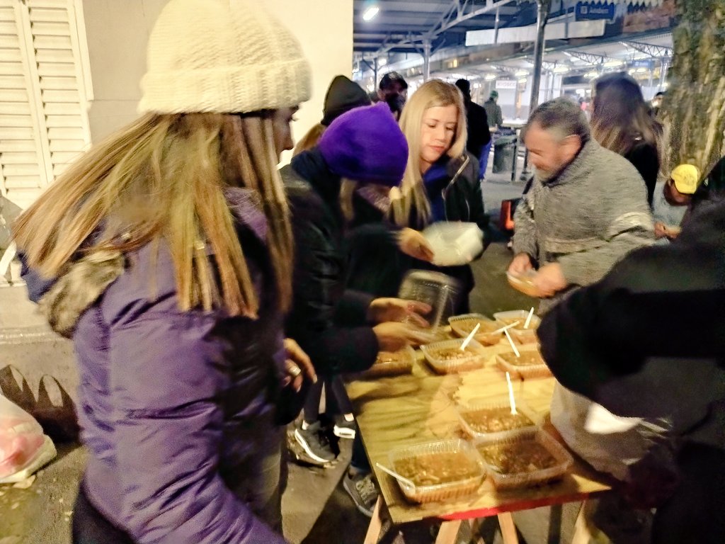 MujeresXeneize's tweet photo. Una noche más, está vez muy fría, pero siempre de solidaridad, colaborando con SOLIDARIOS DE LA MATANZA, ayudando a la gente en situación de calle.
ESTO ES @BocaJrsOficial
#BocaTeCuida https://t.co/PhjzvPy6Gd