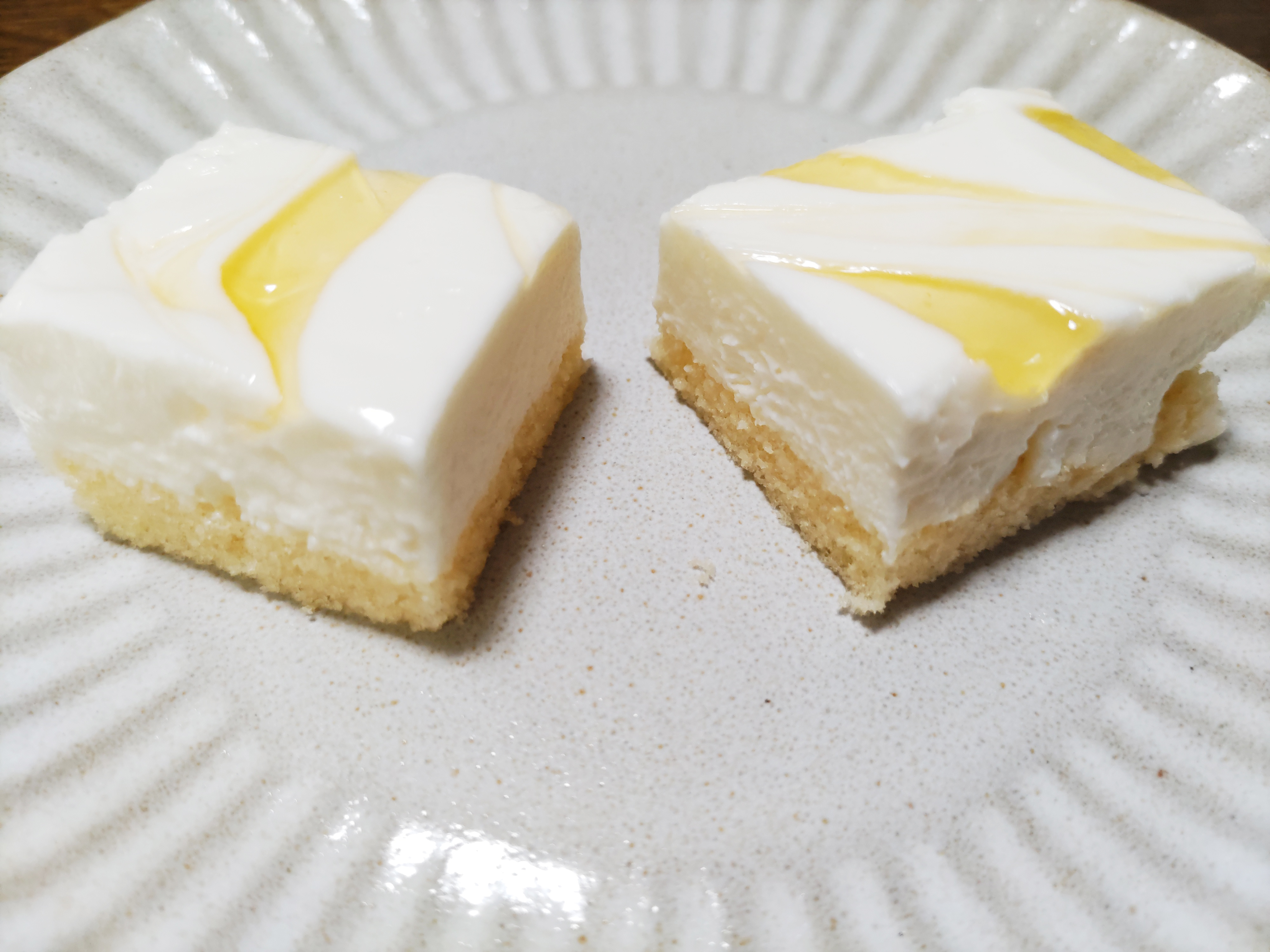 تويتر Toraco S日記 على تويتر ローソン とろ生食感のチーズケーキ 高知県産山北みかんのゼリー入りソース これうま 小さいので 3個はイケる 中四国限定で 人気らしい 日本一美味しいと思ってる山北みかんなんで めっちゃ嬉しい ローソン