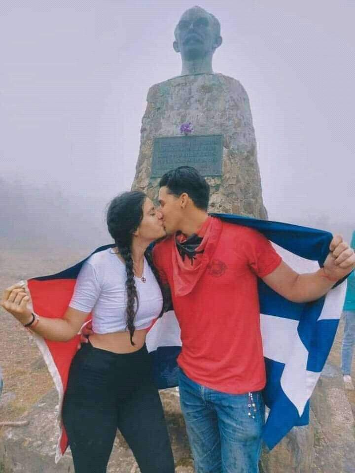 ShadowsOfGreys's tweet photo. Él: ¿A tí, como te gusta la Revolución?

Yo: ¡¡Contigo!! ♥️🇨🇺 https://t.co/XWrU238KAB