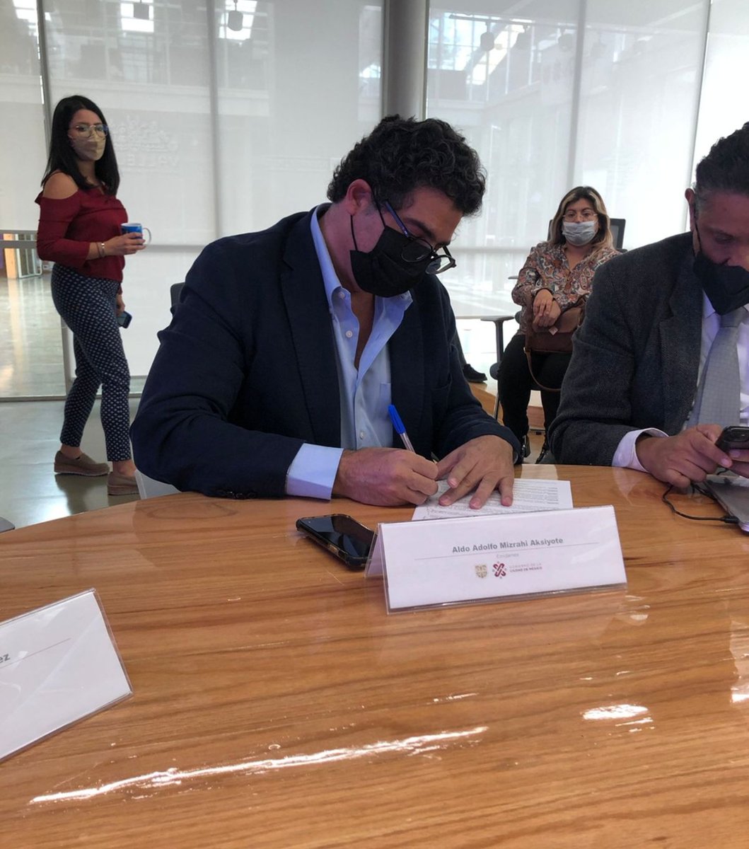SedecoCDMX's tweet photo. Nuestro títular @FadlalaAkabani encabezó la firma del acuerdo: "Reactiva la economía, compra en tu tienda de la esquina" en pro de las tiendas de abarrotes de la CDMX. Agrademos a @prontipagosmx,@siprel,@emidamex,@taecel y @mtcenter
Recuerda👇
#CompraEnTuTienditaDeLaEsquina https://t.co/UE9Yahw1jT