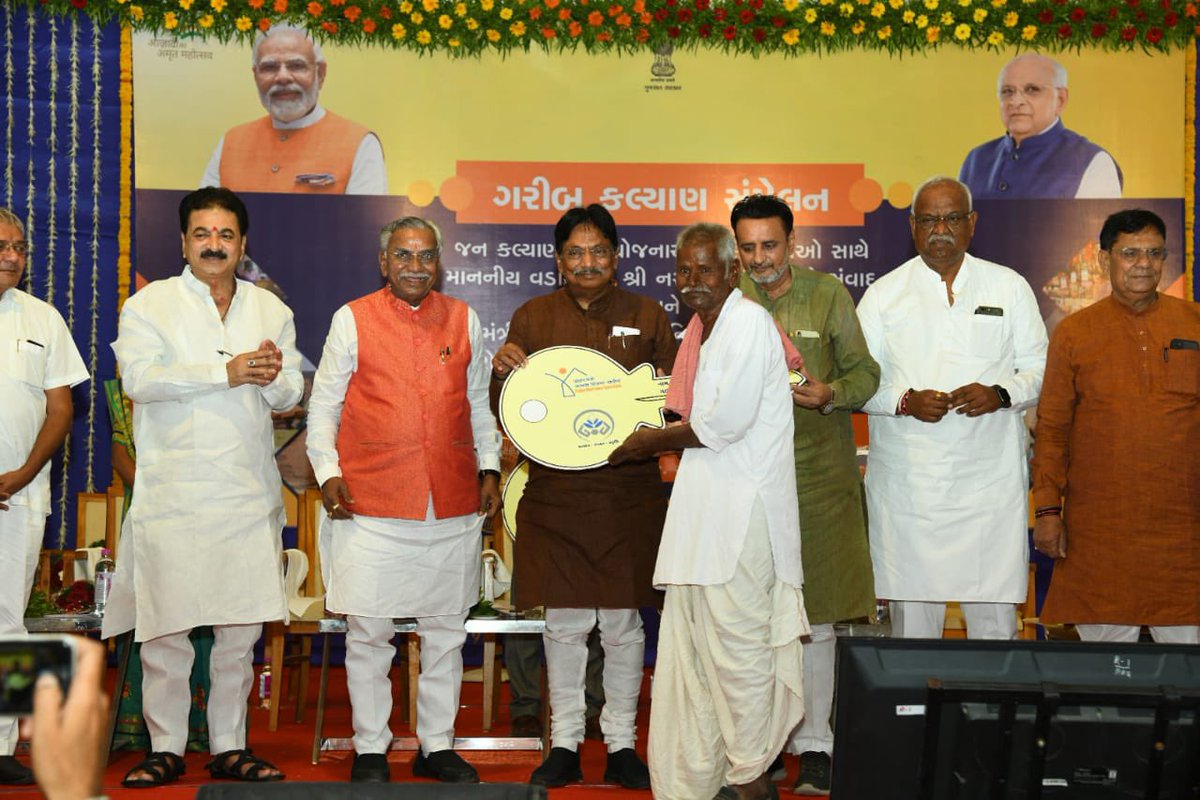 Ahmedabad Collector (@collectorahd) on Twitter photo આઝાદી કા અમૃત મહોત્સવ’ અંતર્ગત માનનીય વડાપ્રધાનશ્રી <a href="/narendramodi/">Narendra Modi</a> સાહેબની વર્ચ્યુઅલ ઉપસ્થિતિમાં રાષ્ટ્રકક્ષાના જન કલ્યાણકારી યોજનાઓના લાભાર્થીઓની સાથે સંવાદ કાર્યક્રમમાં જિલ્લાનાપ્રભારી મંત્રીશ્રી ઋષિકેશ પટેલનાઉપસ્થિતિમાં દસ્ક્રોઇ તાલુકા સ્થિત નારાયણ ધામખાતે કાર્યક્રમ યોજાયો. આઝાદી કા અમૃત મહોત્સવ’ અંતર્ગત માનનીય વડાપ્રધાનશ્રી <a href="/narendramodi/">Narendra Modi</a> સાહેબની વર્ચ્યુઅલ ઉપસ્થિતિમાં રાષ્ટ્રકક્ષાના જન કલ્યાણકારી યોજનાઓના લાભાર્થીઓની સાથે સંવાદ કાર્યક્રમમાં જિલ્લાનાપ્રભારી મંત્રીશ્રી ઋષિકેશ પટેલનાઉપસ્થિતિમાં દસ્ક્રોઇ તાલુકા સ્થિત નારાયણ ધામખાતે કાર્યક્રમ યોજાયો.