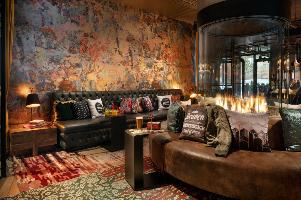 AstekInc's tweet photo. We spotted our Encrusted wallcovering at Marriott's Moxy hotel in Louisville! The textural flecked look of this colorful mural adds the perfect touch to this impeccably designed eclectic space by @flickmarsdesign. #atthemoxy #astekinc #flickmarsdesign
https://t.co/x1Yb8jQ8tJ https://t.co/El4POcmOei