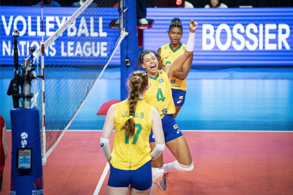 geglobo's tweet photo. Brasil tem dificuldades diante de alemãs, mas chega à vitória na estreia da Liga das Nações

▶️ https://t.co/NLNJtYeW4r https://t.co/xE20xv6aAk