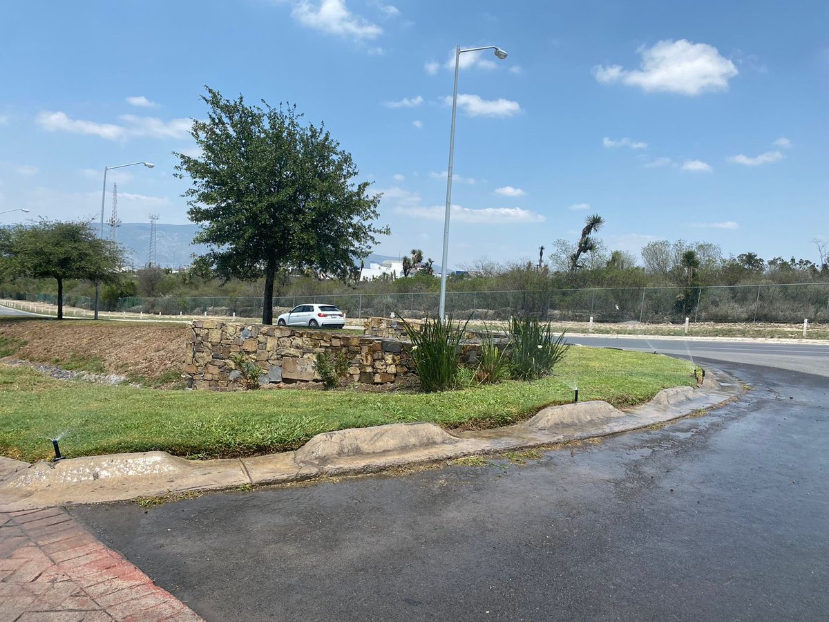 ValUlloaS's tweet photo. Llevamos dos días sin agua y los aspersores regando la avenida, por favor ofrezcan solución. Calle Torre del Greco, Cumbres San Agustin 2S.
#AyDTrabaja #samuelgarcia #MilenioNoticias https://t.co/2TzGNUN9vB