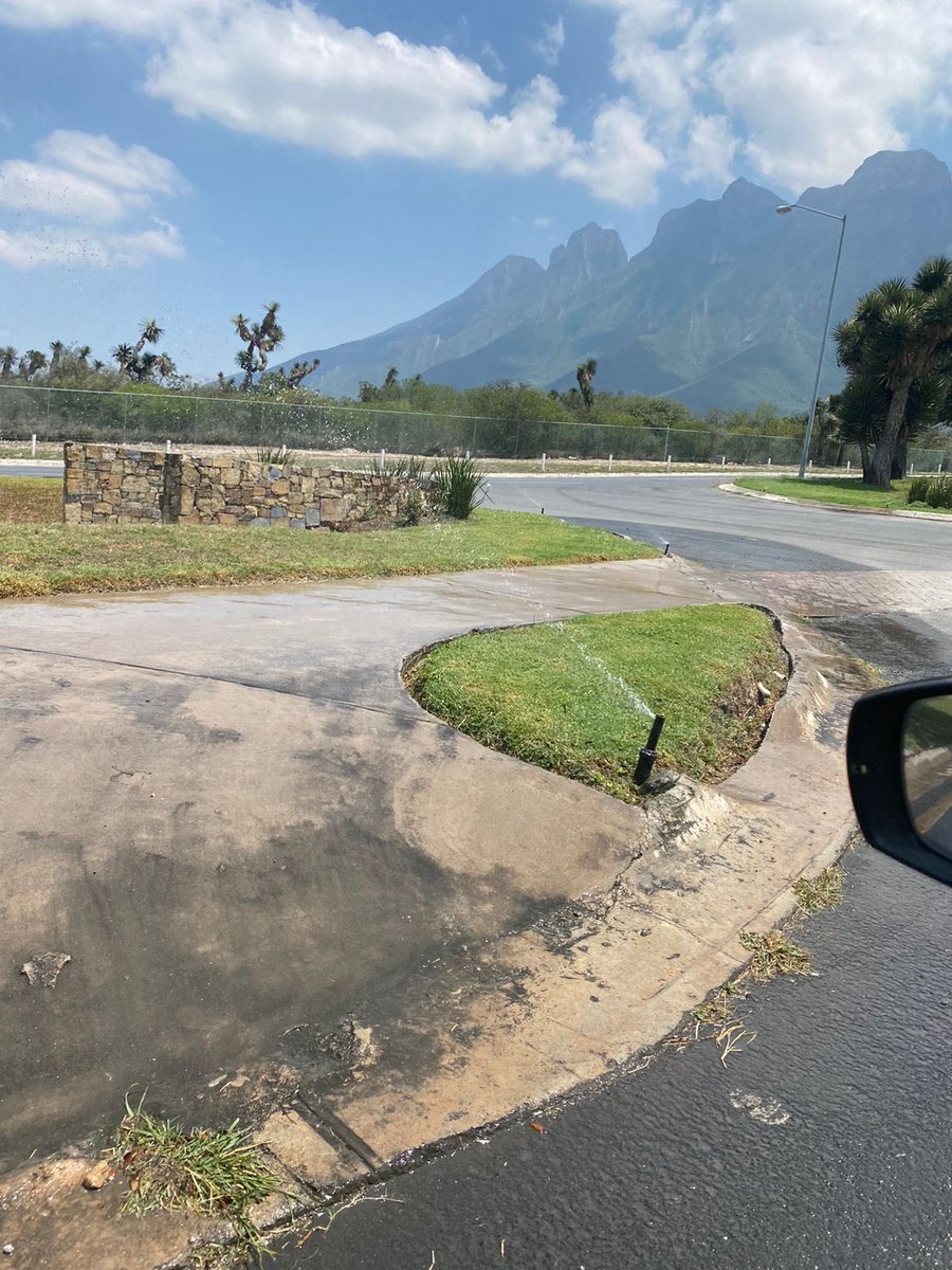 ValUlloaS's tweet photo. Llevamos dos días sin agua y los aspersores regando la avenida, por favor ofrezcan solución. Calle Torre del Greco, Cumbres San Agustin 2S.
#AyDTrabaja #samuelgarcia #MilenioNoticias https://t.co/2TzGNUN9vB