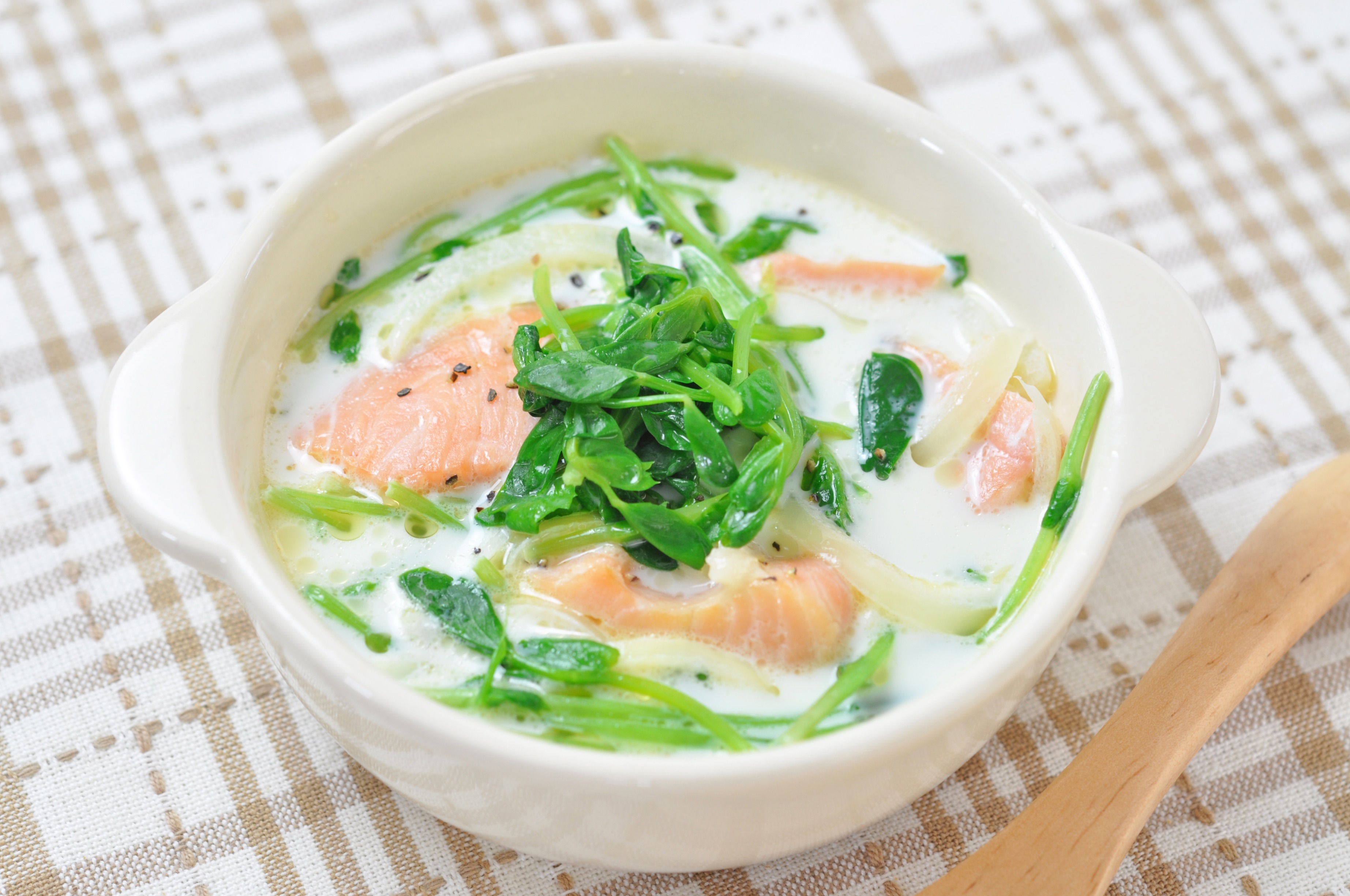 村上農園 公式 今日は 牛乳の日 レンジで作る 豆苗と鮭のミルクスープ 簡単なのに栄養満点 具材を用意しておけば器に入れてレンチンするだけなので 忙しい朝にもおすすめです ごはんとチーズを入れてリゾット風にしても レシピは