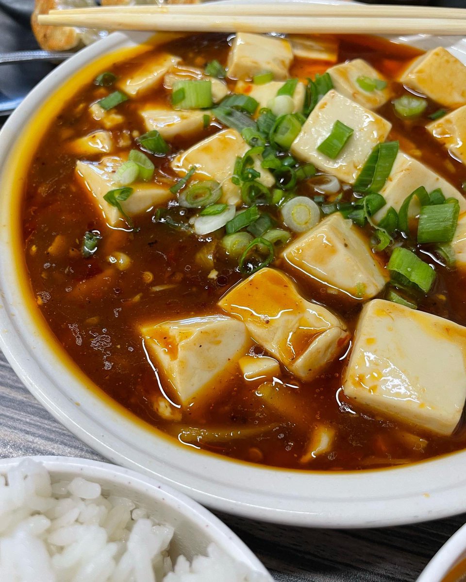 eatinglasvegas's tweet photo. The Food Gal and I explore Chinatown like insatiable Marco Polos - seeking every exotic taste nook (and mouth-numbing version of #mapodoufu) we can find. This one at #hunanricenoodle at 3435 S. Jones. 🍛🥢🍚🌶🍜😋 https://t.co/7e3FvrYT8p