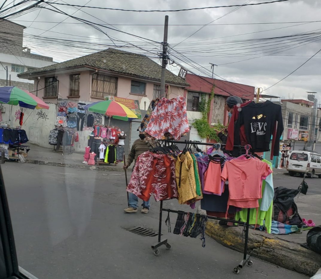 anaroblesn's tweet photo. Así no mas se ve Quito..un mercadillo sin leyes ni autoridades de control.  A menos de una cuadra de la zona La Delicia del Municipio!!!@santiguarderas @MunicipioQuito @teleamazonasec @EPMQuitoTurismo https://t.co/mAOiBOvHVw