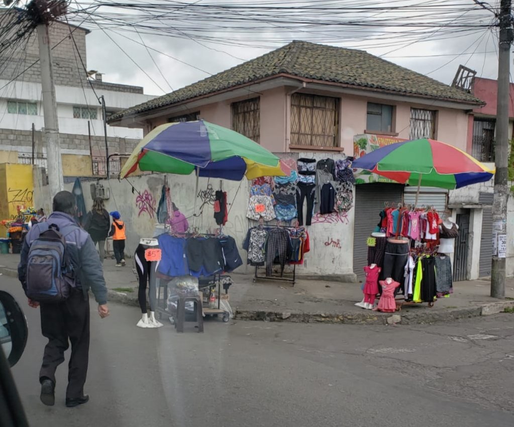 anaroblesn's tweet photo. Así no mas se ve Quito..un mercadillo sin leyes ni autoridades de control.  A menos de una cuadra de la zona La Delicia del Municipio!!!@santiguarderas @MunicipioQuito @teleamazonasec @EPMQuitoTurismo https://t.co/mAOiBOvHVw