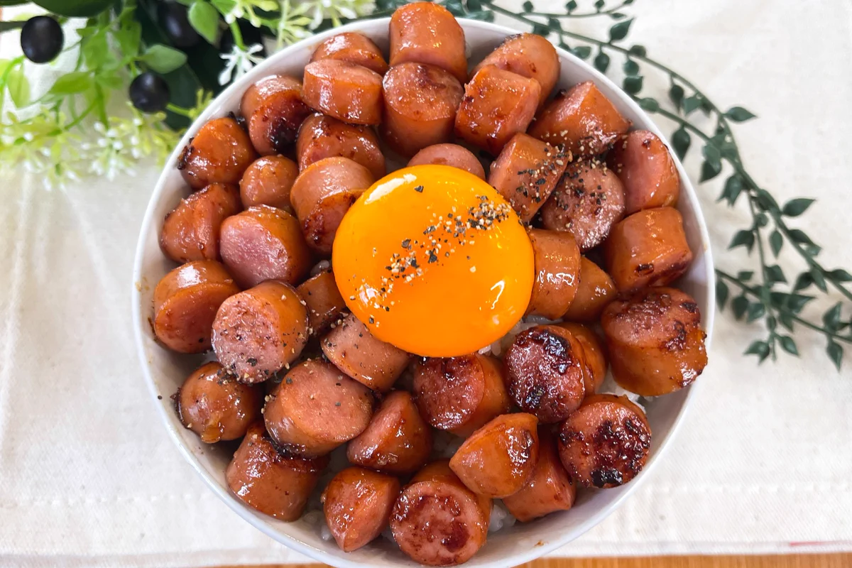 結局こういうのが一番・・！ガツンと美味しい『悪魔のガーリックバターソーセージ丼』