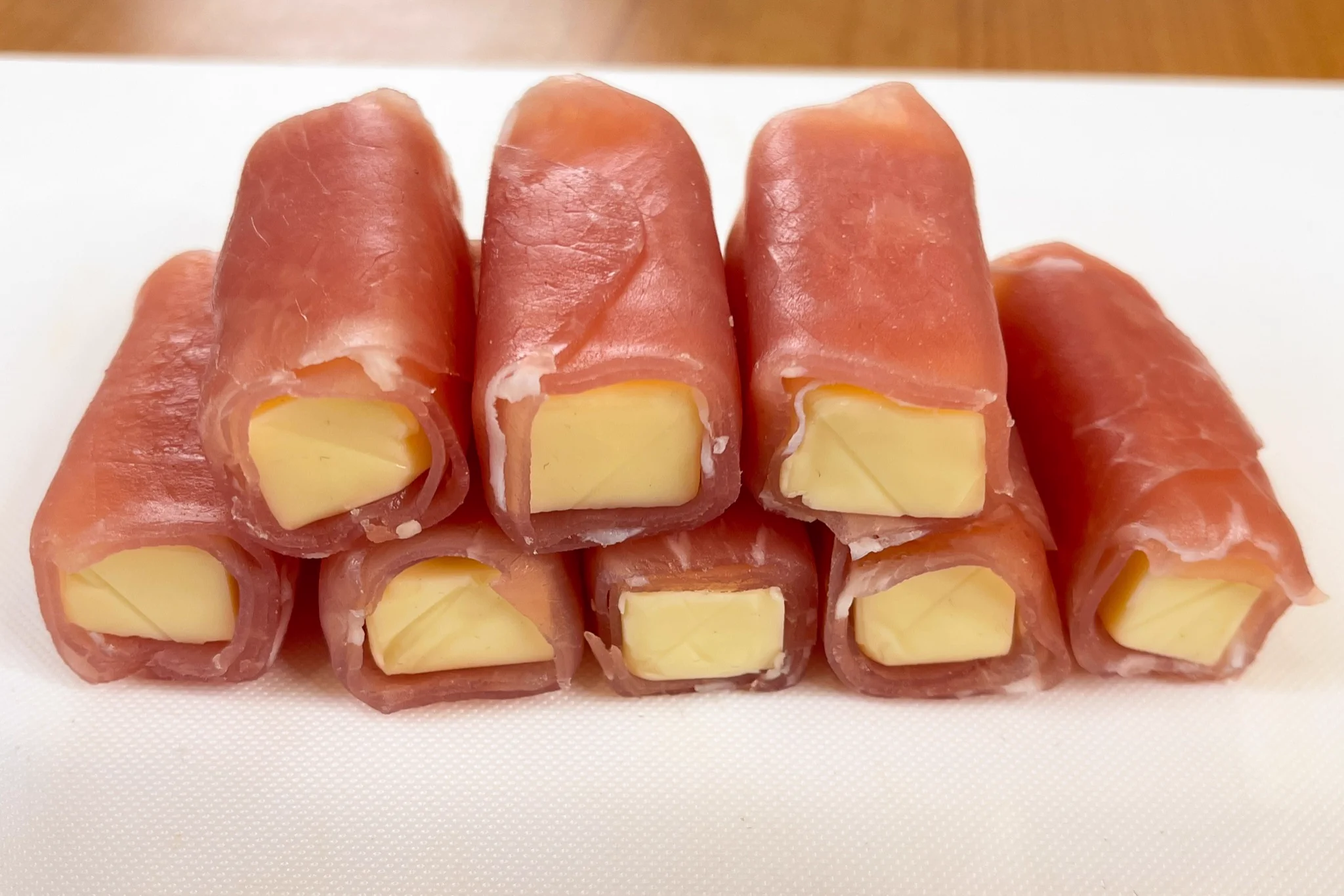 おつまみにぴったりすぎる。生ハムとチーズのブラックペッパーオイル漬け。