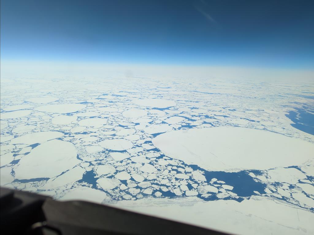 CliffordAgius's tweet photo. Just crossing Baffin Bay you can see that the ice sheet is starting to break up and melt. Looks like a lilly pad pond from this height.
2nd image is zoomed in.
#BestOfficeWindowInTheWorld https://t.co/meHzVZwh6F