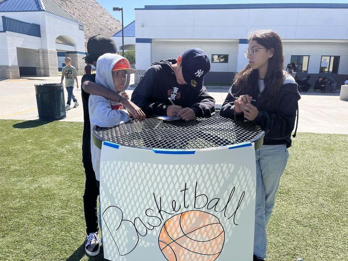 sierravistak6's tweet photo. So many clubs to choose from! Our Cubs are excited to sign up and give ideas for next year’s clubs!! #futurereadycubs @lakesidevvusd https://t.co/vPweyrVbVi