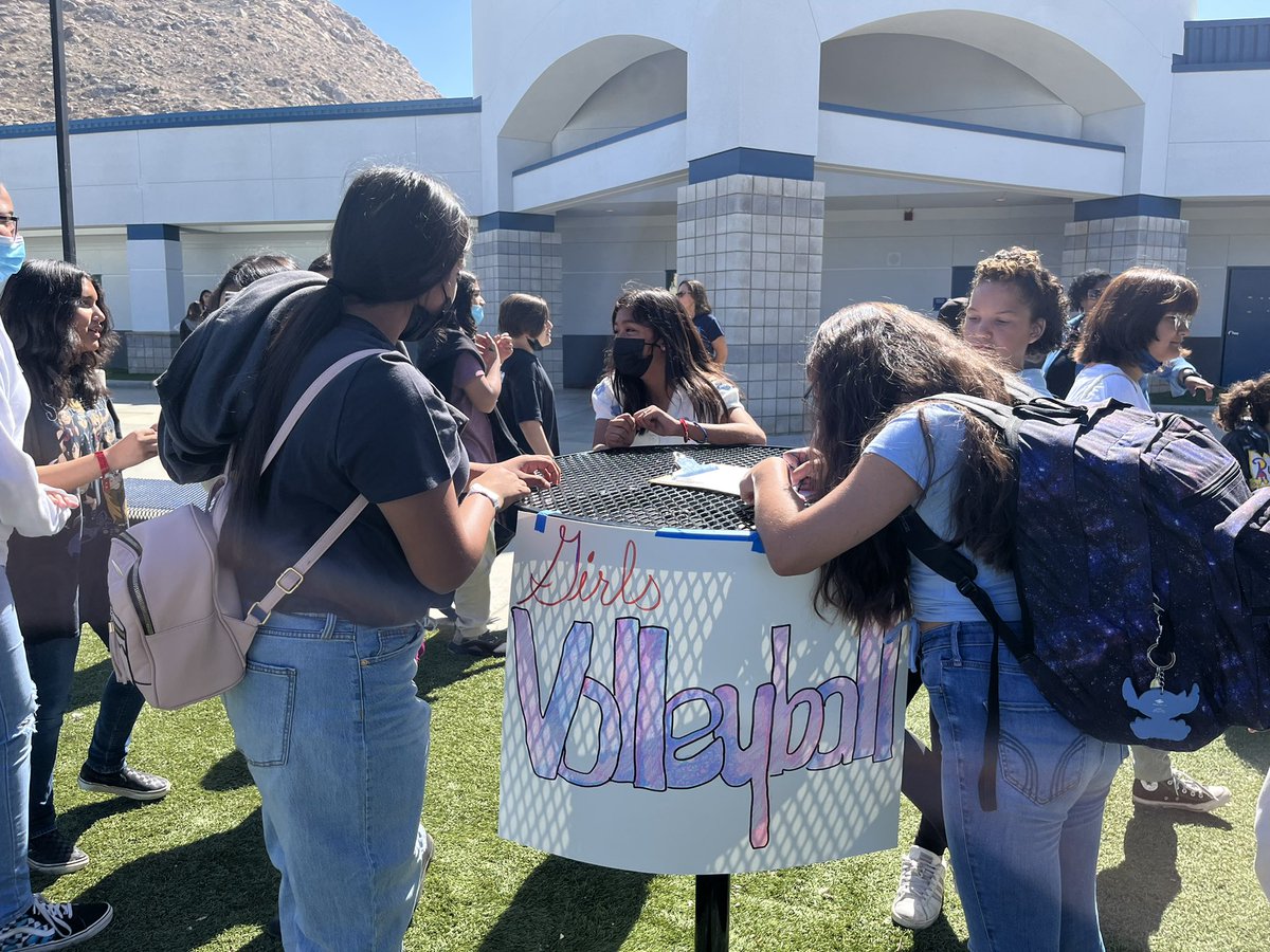 sierravistak6's tweet photo. So many clubs to choose from! Our Cubs are excited to sign up and give ideas for next year’s clubs!! #futurereadycubs @lakesidevvusd https://t.co/vPweyrVbVi