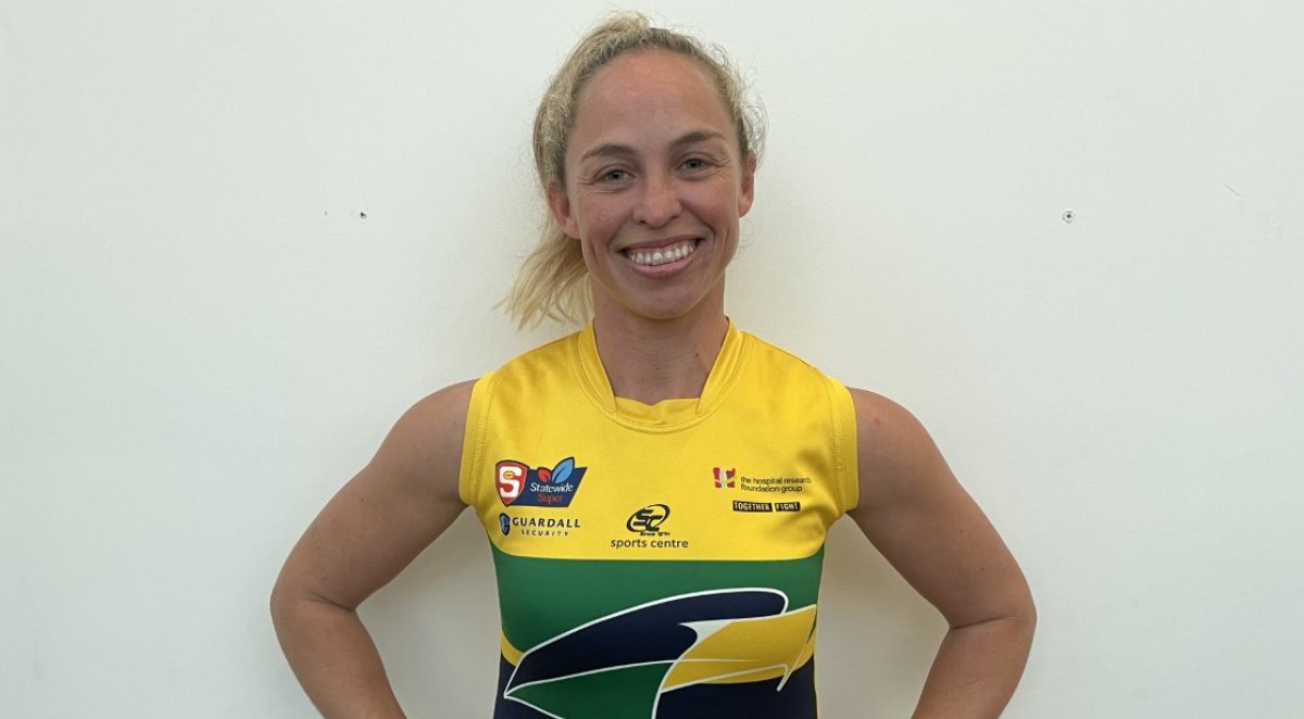 TorrensUni's tweet photo. @LeahKaslar is a triple threat who clearly loves juggling a few priorities. Find out how our @AFLPlayers education ambassador loved the flexibility of online studying with @TorrensUni while managing her various career and elite sporting commitments. https://t.co/TilTPuHVJR https://t.co/Ixz25m3rzP
