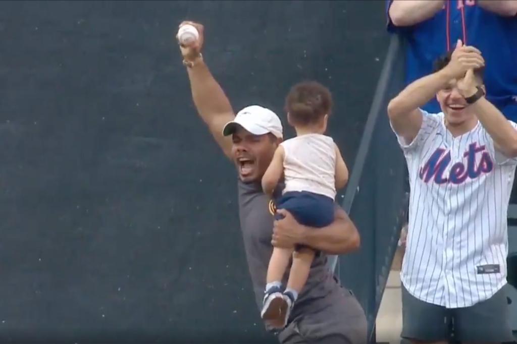 New York Post Sports on Twitter "Mets fan holding baby makes onehanded home run catch https