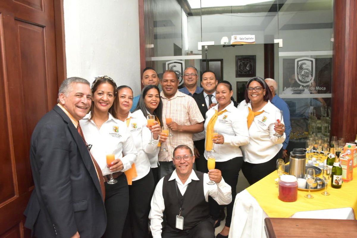 AlcaldiaMocaRD's tweet photo. #reconocimiento y #felicitaciones al equipo de #protocolo y normas de etiqueta de la @AlcaldiaMocaRD, coordinado por la Lic @KndyGil y un eficiente personal de talentos de damas y caballeros al servicio del éxito de todas las actividades municipales. Felicitaciones!!! https://t.co/fsssrKUmcZ