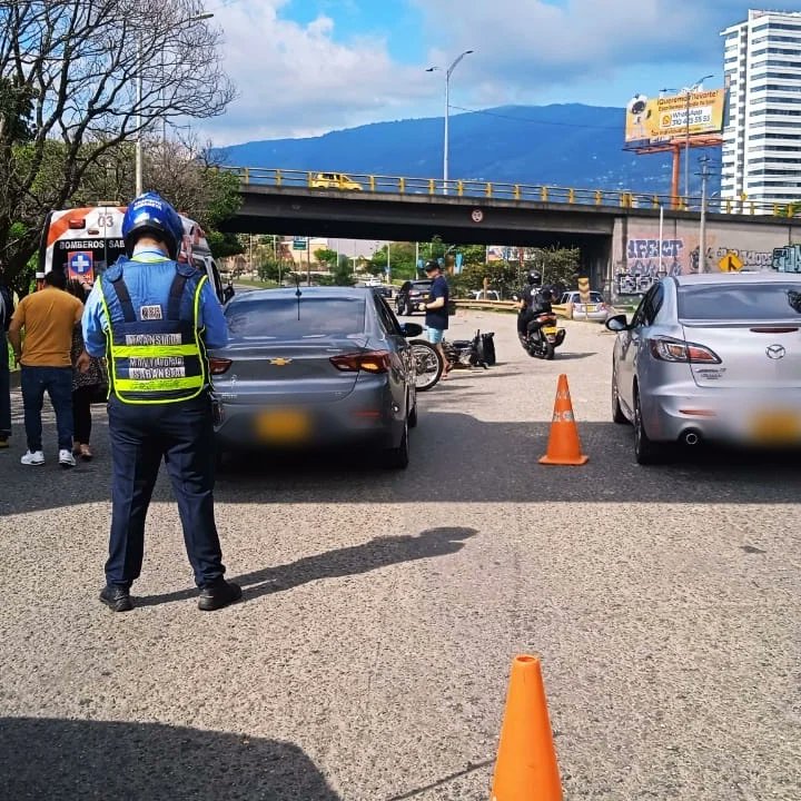 CBVSabaneta's tweet photo. 4️⃣ Dos accidentes de tránsito en la avenida Regional, paciente trasladado al hospital de Sabaneta.

5️⃣ Accidente de tránsito en la calle 61 Sur, se atiende paciente y se traslada al hospital de Sabaneta.
👇 https://t.co/Qi4602b75d