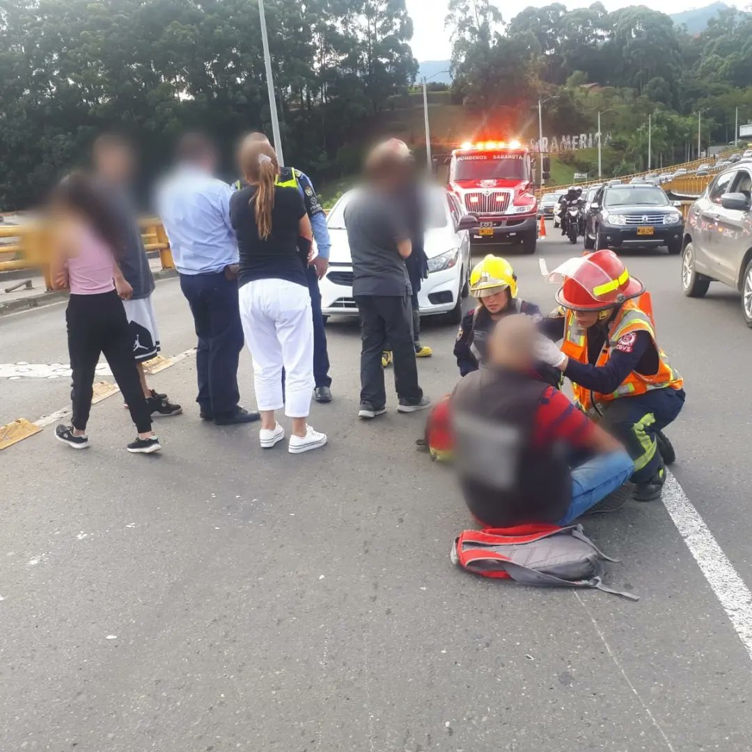 CBVSabaneta's tweet photo. 6️⃣ Accidente de tránsito en carrera 48 con calle 77 Sur (la glorieta del Euro) por colisión de dos motociclistas dejando como resulta un lesionado, valorado y dado de alta por el personal APH en el lugar.

#BomberosSabaneta https://t.co/y002AJSluy