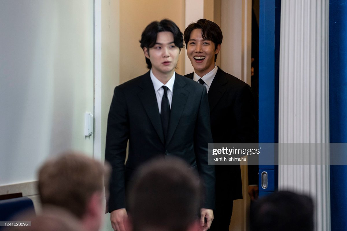 cestlavie9090's tweet photo. Look how people were being greeted with such a warm sunshine smile from Hobi right from the moment he entered to the moment he exit the room.

💜🌞 @BTS_twt https://t.co/8hblU9Z6zq